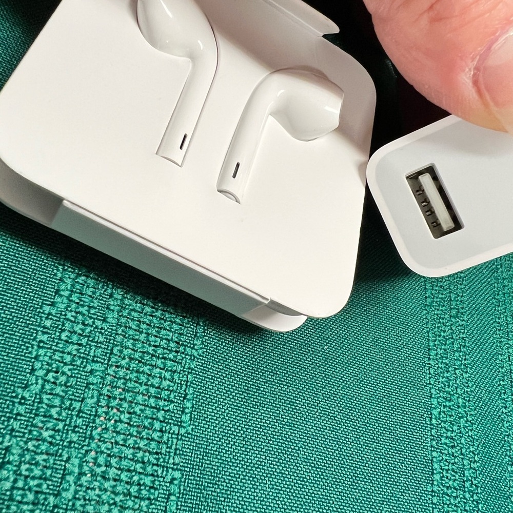 iphone ear buds and aux cable adapter & plug - Picture 6 of 8